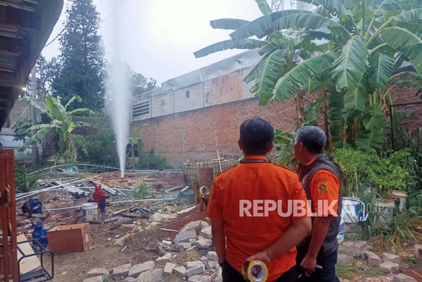 Semburan air bercampur gas muncul di permukiman wilayah Kampung Leuwi Kotok, Desa Pasirlaja, Kecamatan Sukaraja, Kabupaten Bogor, Jawa Barat, Rabu (11/10/2023). 