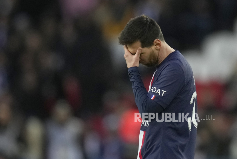 Bintang Paris Saint-Germain (PSG) Lionel Messi menyentuh dahinya di menit akhir pertandingan sepak bola Ligue 1 Prancis.