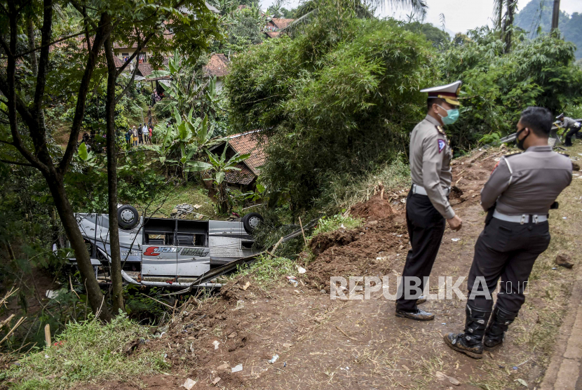 Petugas kepolisian berada di lokasi kecelakaan bus pariwisata PO Sri Padma Kencana pascakecelakaan di Tanjakan Cae, Jalan Raya Wado-Malangbong, Kabupaten Sumedang, Kamis (11/3).