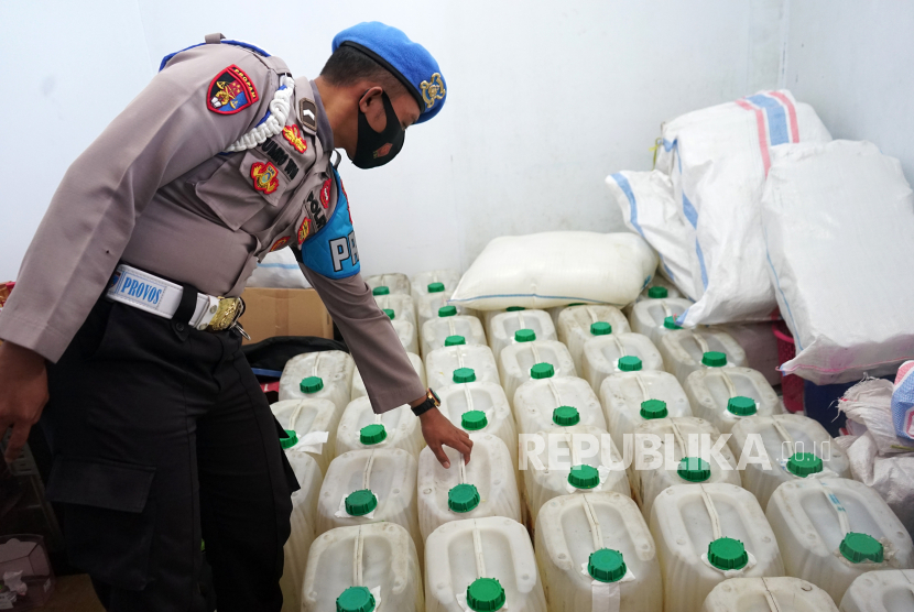 Polisi menyita 3.500 liter minuman keras Cap Tikus di rumah berkedok pabrik tahu di Maros, Sulawesi Selatan (ilustrasi).