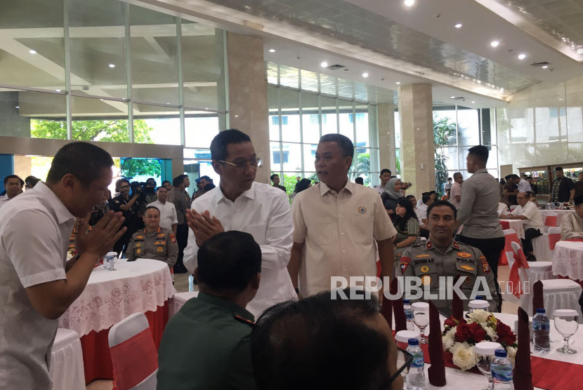 Penjabat (Pj) Gubernur DKI Jakarta, Heru Budi Hartono menghadiri acara halal bihalal yang diadakan Ketua DPRD DKI Jakarta Prasetyo Edi Marsudi di lobi Gedung DPRD DKI, Jakarta Pusat pada Rabu (3/5/2023).