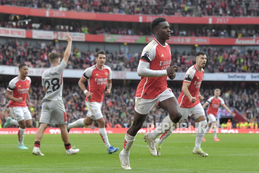 Eddie Nketiah dari Arsenal merayakan gol.