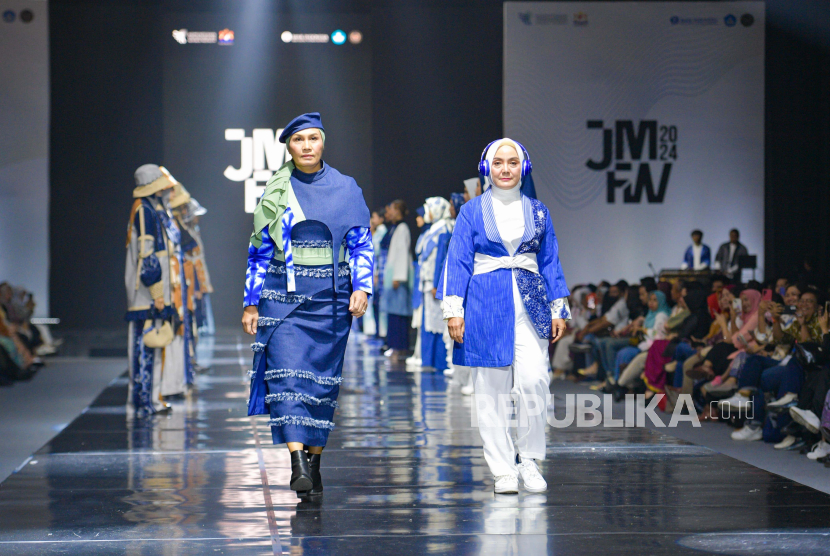 Sebanyak 72 koleksi busana karya talenta-talenta mode dari satuan pendidikan vokasi tampil pada ajang Jakarta Muslim Fashion Week (JMFW) 2024 di Indonesia Convention Exhibition (ICE) BSD Tangerang, Banten, Sabtu (21/10/2023) lalu. 