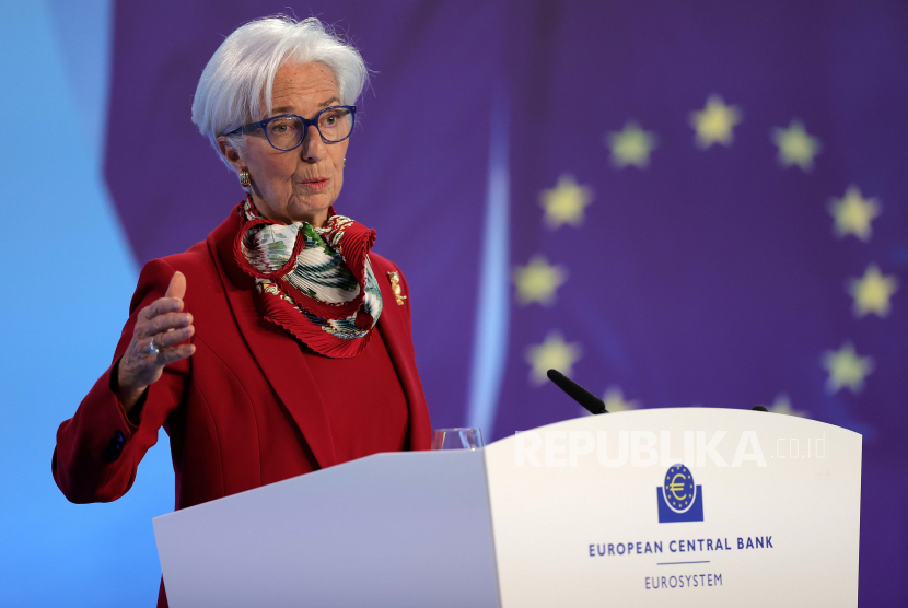  Presiden Bank Sentral Eropa (ECB) Christine Lagarde menyampaikan konferensi pers. Bank Sentral Eropa (ECB) menaikkan suku bunga sebesar 25 basis poin menjadi 3,25 persen pada Kamis (4/5/2023).
