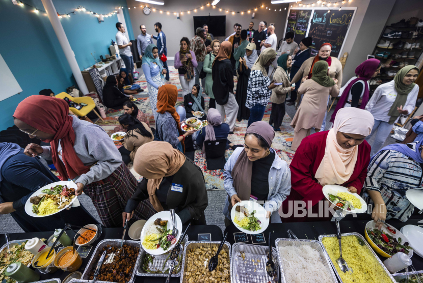 Pada hari pertama Ramadhan, umat Islam melaksanakan sholat sebelum berbuka puasa bersama dalam acara buka puasa bersama yang disponsori oleh komunitas berbasis agama Center DC, di Washington, DC, AS, (23/3/2023). 