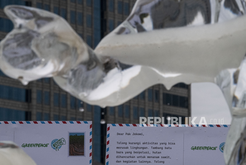 Salah satu kartu pos dipajang dalam aksi Greenpeace Indonesia di kawasan Monumen Nasional, Jakarta, Rabu (10/11/2021). Aksi mengantarkan 1.000 kartu pos dari masyarakat seluruh Indonesia kepada Presiden Joko Widodo yang disertai patung es seorang anak tersebut untuk mengingatkan adanya ancaman besar perubahan iklim. 
