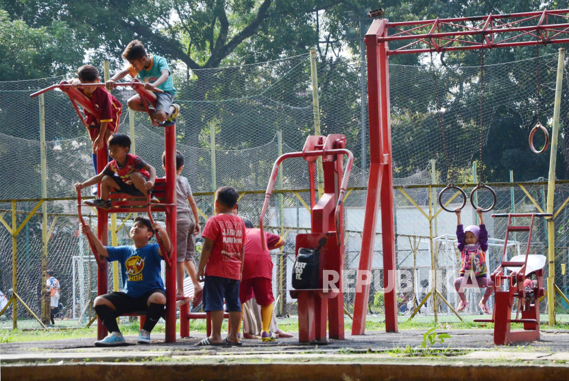 Sejumlah anak bermain di kawasan Taman Ciujung, Jalan Supratman, Kota Bandung, Kamis (7/10). Di saat aturan kebijakan PPKM level 3 yang lebih longgar dan melandainya kasus Covid-19, ruang publik di Kota bandung kembali ramai oleh aktivitas warga termasuk anak-anak.