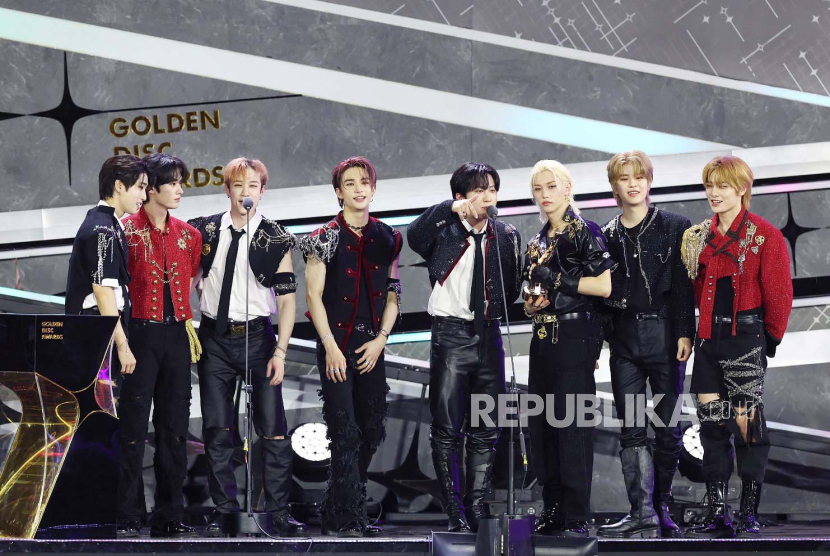 Grup K-pop Stray Kids saat menerima penghargaan di acara 38th Golden Disc Awards (GDA 2024) di Jakarta International Stadium (JIS), Jakarta Utara, Sabtu (6/1/2024). 