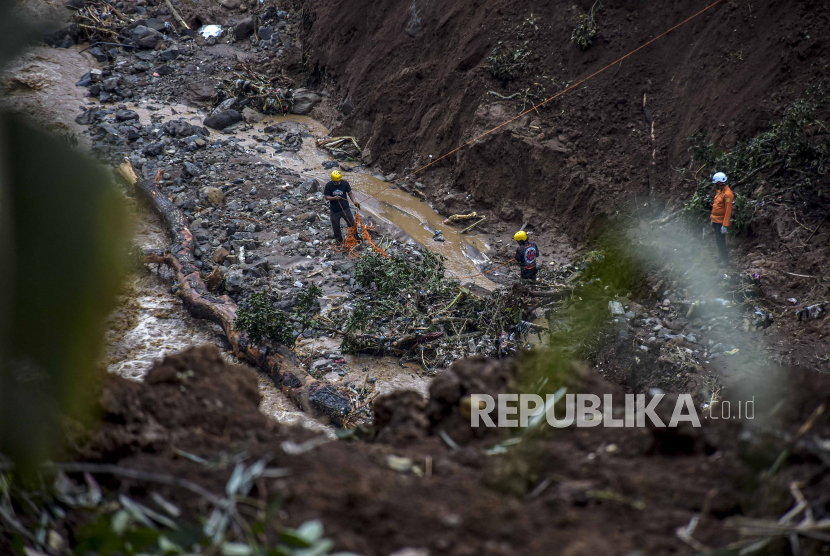 Petugas SAR gabungan melakukan pencarian korban tanah longsor akibat gempa bumi di Cijedil, Kecamatan Cugenang, Kabupaten Cianjur, Rabu (23/11/2022). 