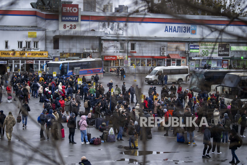 Orang-orang mencoba naik bus untuk meninggalkan Kyiv, Ukraina, Kamis, 24 Februari 2022. Rusia telah meluncurkan rentetan serangan udara dan rudal ke Ukraina Kamis pagi dan pejabat Ukraina mengatakan bahwa pasukan Rusia telah meluncur ke negara itu dari utara, timur dan selatan.