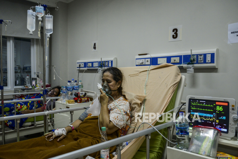 Pasien positif Covid-19 saat menjalani perawatan di RSUD Kota Bogor, Jawa Barat, Ahad (20/6). Tercatat sekitar 90 persen tingkat keterisian tempat tidur di RSUD Kota Bogor telah terisi oleh pasien positif Covid-19 dengan total pasien sebanyak 115 orang. Republika/Putra M. Akbar
