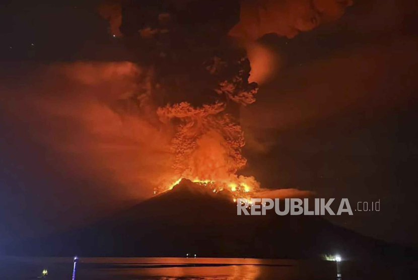 Gunung Ruang mengeluarkan abu vulkanik saat terjadi erupsi di Kabupaten Sitaro, Sulawesi Utara, Rabu (17/4/2024). Erupsi tersebut menyebabkan 14 penerbangan dibatalkan.