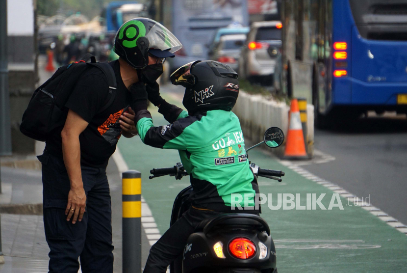 Pengemudi ojek online menurunkan penumpang di Kawasan Halte MRT Budaran HI, Jakarta, Rabu (10/8/2022). Kementerian Perhubungan menetapkan aturan baru dalam tarif ojek online (ojol) yang diklasifikasi melalui sistem zonasi. Rencananya, pemberlakuan tarif baru ini dilakukan mulai 14 Agustus 2022. Prayogi/Republika.