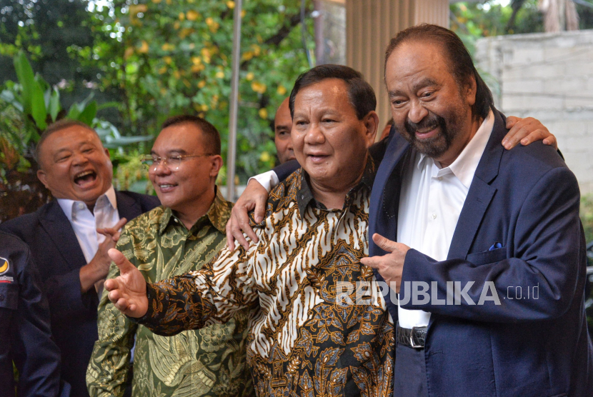 Presiden terpilih sekaligus Ketua Umum Partai Gerindra Prabowo Subianto bersama Ketua Umum Partai Nasdem Surya Paloh usai  melakukan pertemuan di Kertanegara, Jakarta Selatan, Kamis (25/4/2024).