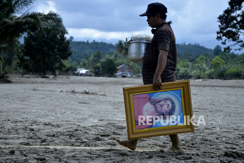 Warga melewati material lumpurdi Desa Radda, Kabupaten Luwu Utara, Sulawesi Selatan, (ilustrasi).