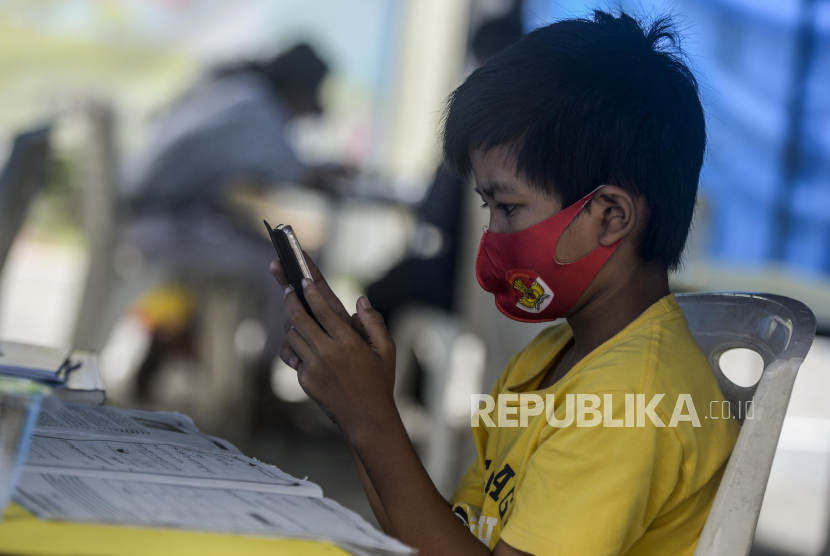 Wifi gratis dipasang di 240 titik 'blankspot' di Kabupaten Bogor (Foto: ilustrasi anak gunakan wifi gratis untuk belajar)