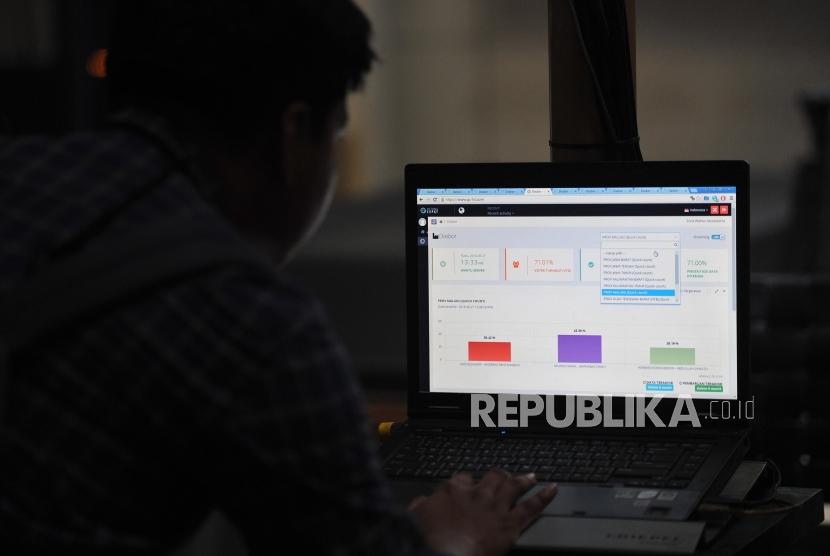 Wartawan memperhatikan proses hitung cepat (quick count) Pilkada 2018 melalui layar computer di Kantor LSI, Jakarta, Rabu (27/6).