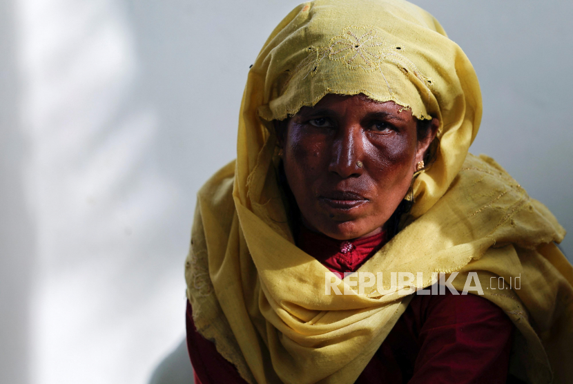Seorang pengungsi Rohingya beristirahat di rumah penampungan sementaran setelah mendarat di pesisir Ladong, Aceh,.