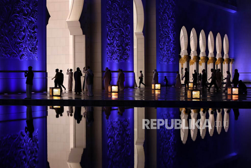 Umat Muslim melintas  di Masjid Agung Sheikh Zayed pada malam ke-27 Ramadan, bulan suci ramadhan di Abu Dhabi, Uni Emirat Arab, Selasa (18/4/2023). 