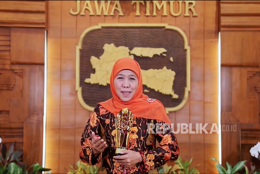 Gubernur Jawa Timur Khofifah Indar Parawansa memberikan sambutan dalam acara Anugerah Syariah Republika 2020 yang diselenggarakan secara daring di Jakarta, Senin (21/12). Foto : Tangkapan Layar/Edwin Putranto/Republika