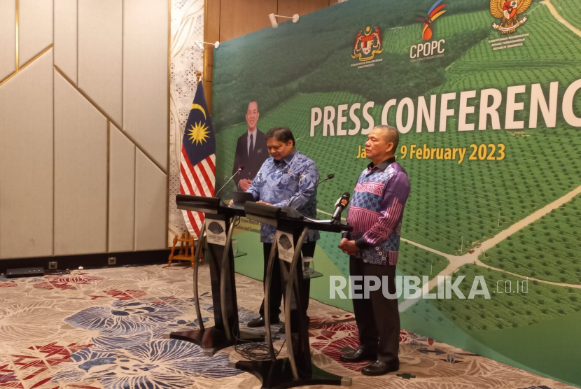 Menteri Koordinator Bidang Ekonomi Airlangga Hartarto menggelar konferensi pers terkait Pertemuan Bilateral Indonesia-Malaysia di Jakarta, Kamis (9/2/2023).