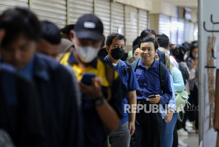 Applicants queue before entering the Jakarta Job Fair area at the Cililitan Wholesale Center (PGC), Jakarta, Wednesday (19/9/2023).
