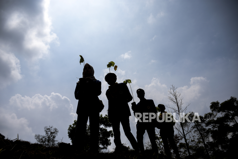 Sejumlah anggota pecinta alam membawa bibit pohon untuk ditanam (ilustrasi)
