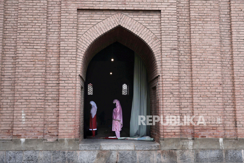 Wanita Muslim Kashmir melakukan salat Jumat berjamaah di Masjid Jamia, masjid agung Srinagar, ibu kota musim panas Kashmir India, 06 Agustus 2021. Masjid Jamia Kashmir ditutup tiap Jumat karena dianggap jadi tempat pemberontak India. Ilustrasi.