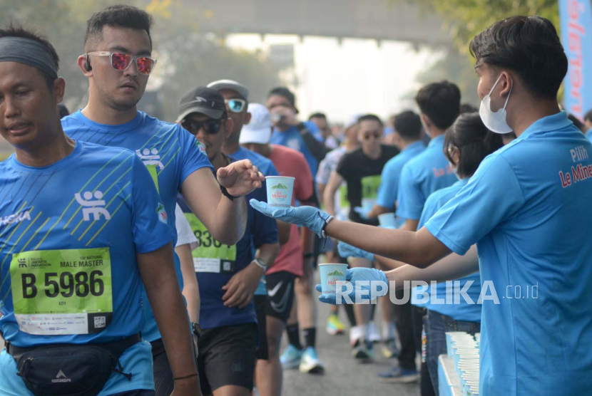 Hampir 10.000 pelari dari seluruh pelosok Indonesia telah berpartisipasi pada Jakarta Marathon 2023 yang  digelar di Plaza Timur, Gelora Bung Karno pada Ahad (22/10/2023).