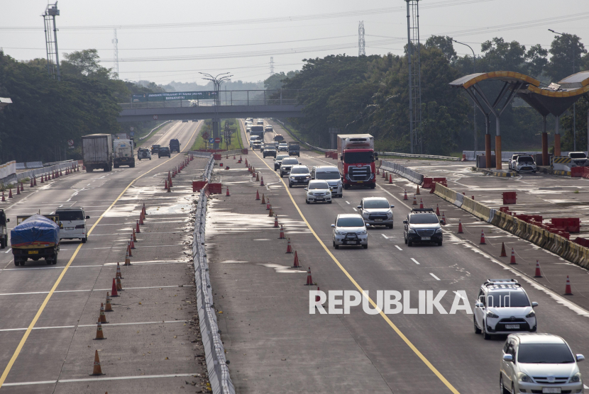 Foto udara sejumlah kendaraan dari arah Jakarta menuju Cirebon melintas di Tol Cipali, Palimanan, Cirebon, Jawa Barat, Sabtu (14/3/2026). Memasuki H-7 Lebaran, arus mudik di jalan Tol Cipali menuju Tol Palikanci terpantau mulai ramai. 