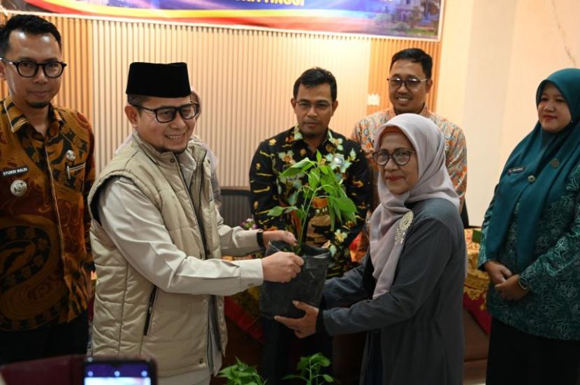 Pemkot Bukittinggi sebarkan bibit cabai untuk jaga ketahanan pangan.