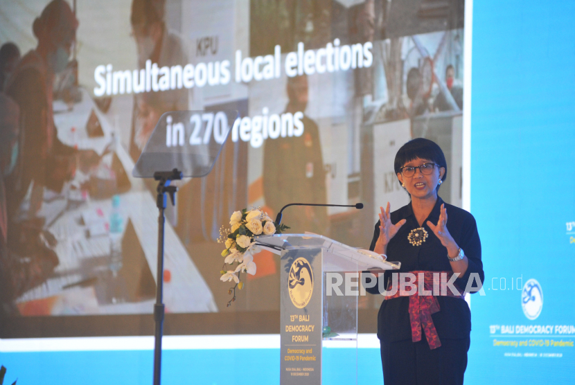 Menteri Luar Negeri Retno Marsudi menyampaikan sambutan saat pertemuan Bali Democracy Forum (BDF) ke-13 di Nusa Dua, Badung, Bali, Kamis (10/12/2020). Kegiatan yang dilakukan secara langsung dan virtual dengan mengambil tema 