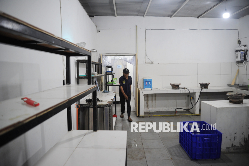 Pekerja berjalan keluar di dapur mitra Satuan Pelayanan Pemenuhan Gizi (SPPG) di Kalibata, Jakarta, Rabu (16/4/2025). Kepala Badan Gizi Nasional (BGN) Dadan Hindayana menyatakan mitra SPPG di Kalibata tersebut akan beroperasi kembali setelah sebelumnya berhenti beroperasi akibat dugaan kasus penggelapan dana oleh Yayasan yang mengakibatkan kerugian.