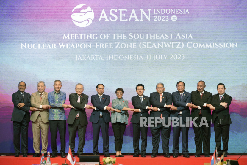 ASEAN menegaskan sikap menolak senjata nuklir dan kimia. 