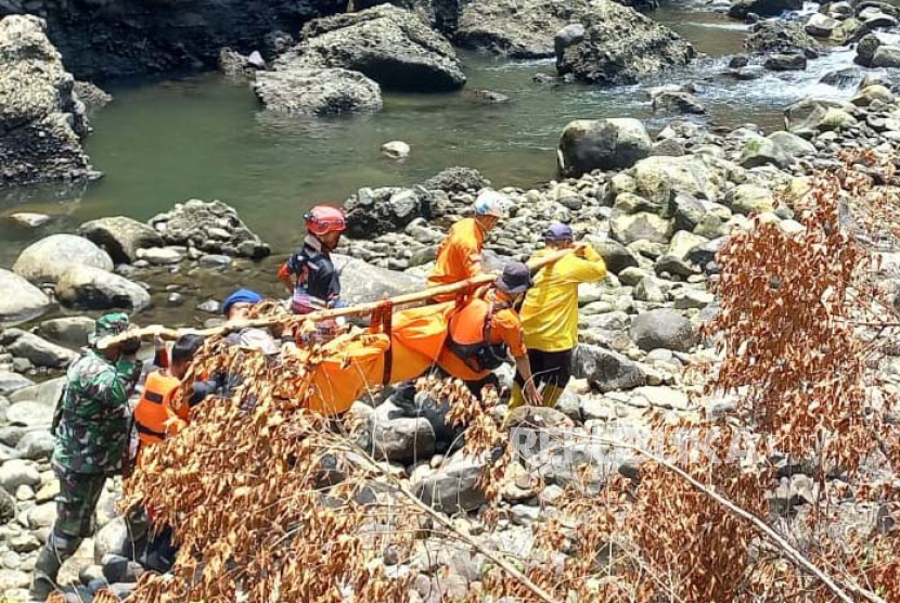 Petugas gabungan mengevakuasi jasad seorang remaja yang sebelumnya dilaporkan tenggelam di aliran Sungai Cimanuk, Kabupaten Sumedang, Jawa Barat, Senin (9/10/2023).