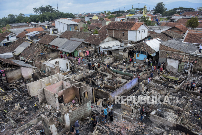 Kondisi sejumlah rumah warga yang dilanda kebakaran di Kampung Kebon Kalapa, Desa Sukamenak, Kecamatan Margahayu, Kabupaten Bandung, Provinsi Jawa Barat, Selasa (7/2/2023). 
