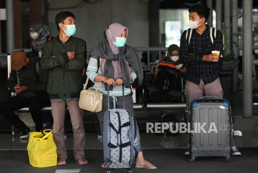 Sejumlah penumpang menunggu kedatangan kereta api di Stasiun Gubeng Surabaya.