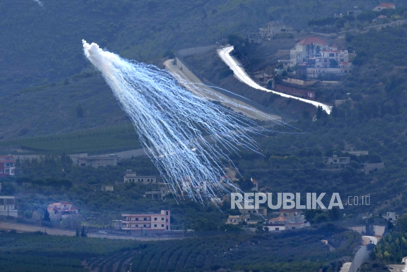 Israel melakukan serangan fosfor putih di Kfar Kila, desa di perbatasan Lebanon.