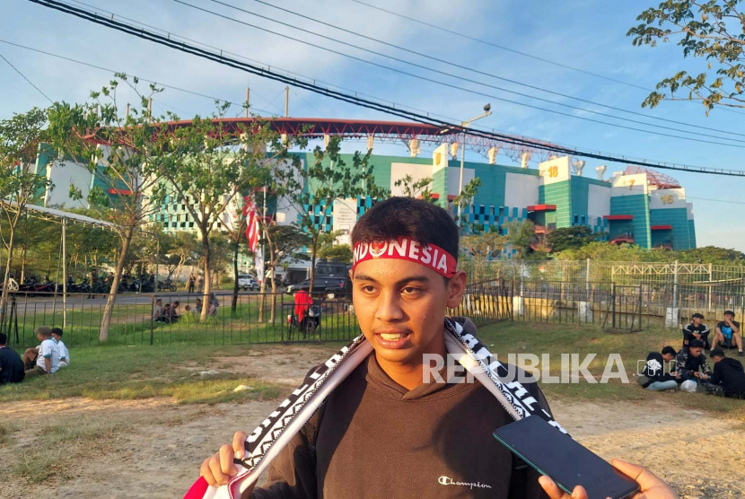 Salah satu pendukung timnas Indonesia, Muhammad Habib (18 tahun) di Stadion Utama Gelora Bung Tomo (GBT) Surabaya pada Rabu (14/6/2023).