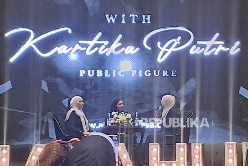 Artis Kartika Putri membagikan pengalaman berhijrahnya di Seminar The Secret of Diamond Batch 2 Bandung yang digelar oleh Cahaya Hijrah di Hotel Trans Luxury, Senin (23/10/2023). 