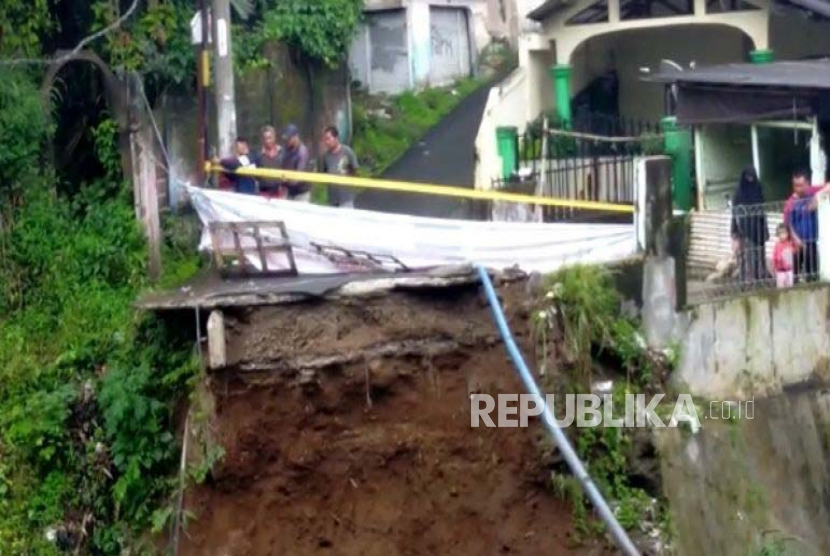 Kondisi jembatan yang ambruk di Kelurahan Muarasari, Kecamatan Bogor Selatan, Kota Bogor, Jawa Barat, Senin (27/2/2023). 