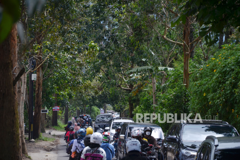 Kepadatan lalu lintas saat terakhir massa liburan sekolah di jalur alternatif Kota Bandung arah Lembang, di kawasan Punclut, Lembang, Kabupaten Bandung Barat.