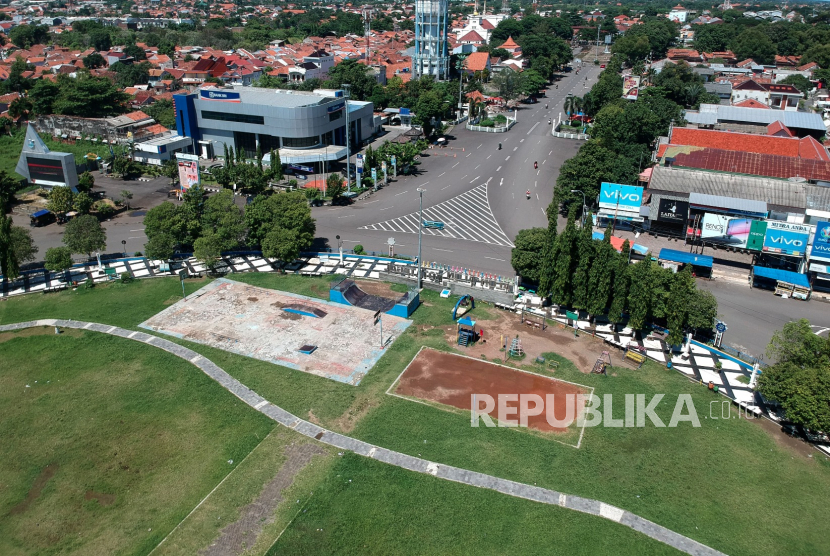 Tegal Tutup Alun-Alun dan GOR. Foto aerial suasana Alun-alun Kota Tegal, Jawa Tengah, Ahad (22/3/2020). 
