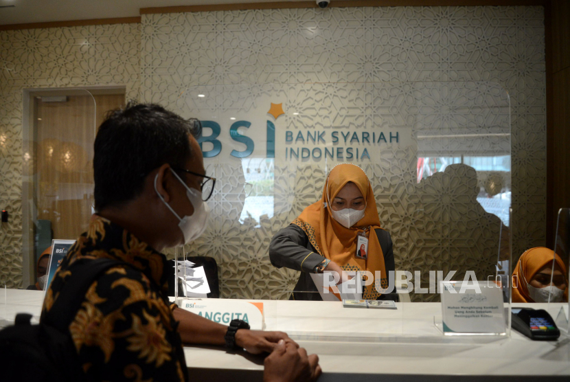 Nasabah BSI melakukan transaksi di Kantor Cabang Jakarta Thamrin, Jakarta Pusat, Kamis (11/5/2023). 