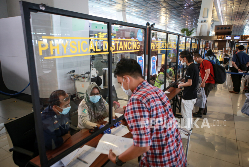 Sejumlah calon penumpang pesawat melakukan verifikasi sebelum melakukan penerbangan di Terminal 3 Bandara Soekarno Hatta, Tangerang, Banten, Kamis (6/5). PT Angkasa Pura (AP) II (Persero) memastikan akan fokus terhadap pengetatan perjalanan domestik pascalarangan mudik diberlakukan pada 6-17 Mei 2021.