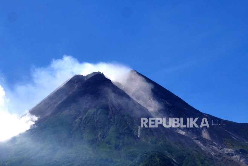 Awan Panas Guguran Gunung Merapi Meluncur Sejauh 2,5 Km