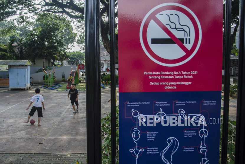 Sejumlah anak  bermain di kawasan tanpa rokok. Pemkot Surabaya sebut sanksi kawasan tanpa rokok termasuk untuk rokok elektrik atau vape.