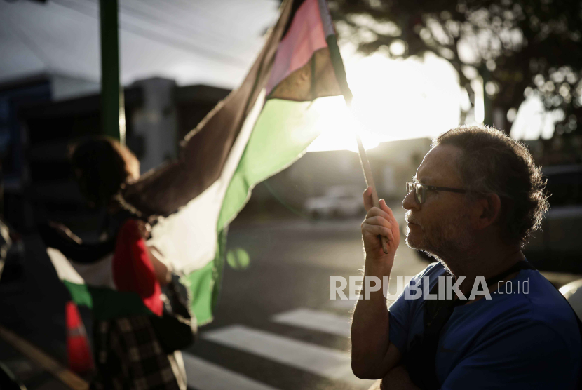 Masyarakat berpartisipasi dalam demonstrasi mendukung rakyat Palestina di San Jose, Kosta Rika, 23 Januari 2024.