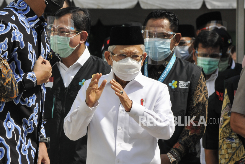 Wakil Presiden Maruf Amin (tengah) bersama Menteri Kesehatan Terawan Agus Putranto (kiri) dan Bupati Kabupaten Bekasi Eka Supriatmaja (kanan) meninjau simulasi pemberian vaksinasi COVID-19 di Puskesmas Cikarang, Kabupaten Bekasi, Jawa Barat, Kamis (19/11/2020). Pada kunjungan tersebut Wakil Presiden Ma