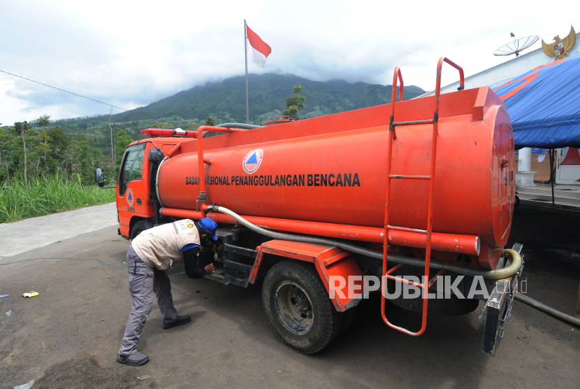 Relawan mengoperasikan pompa air pada truk tangki saat mendistribusikan air bersih d Boyolali, Jawa Tengah (ilustrasi) 
